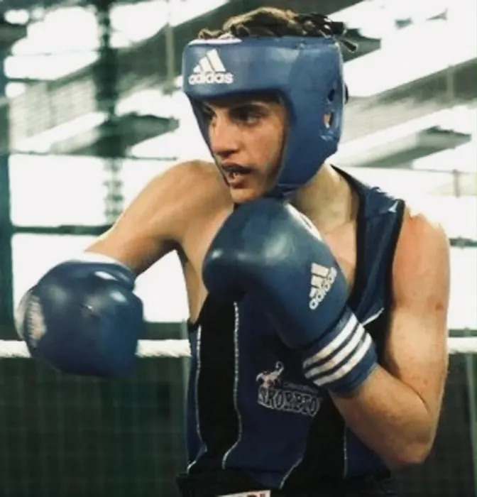 Dara Omriko als Jugendlicher im Boxring mit Kopfschutz
