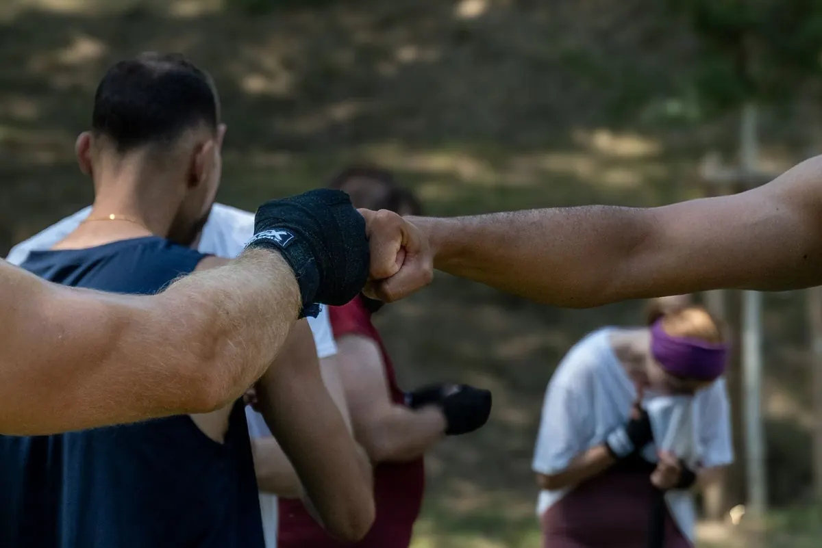 Faustgruß zwischen zwei Teilnehmern beim Outdoor-Training